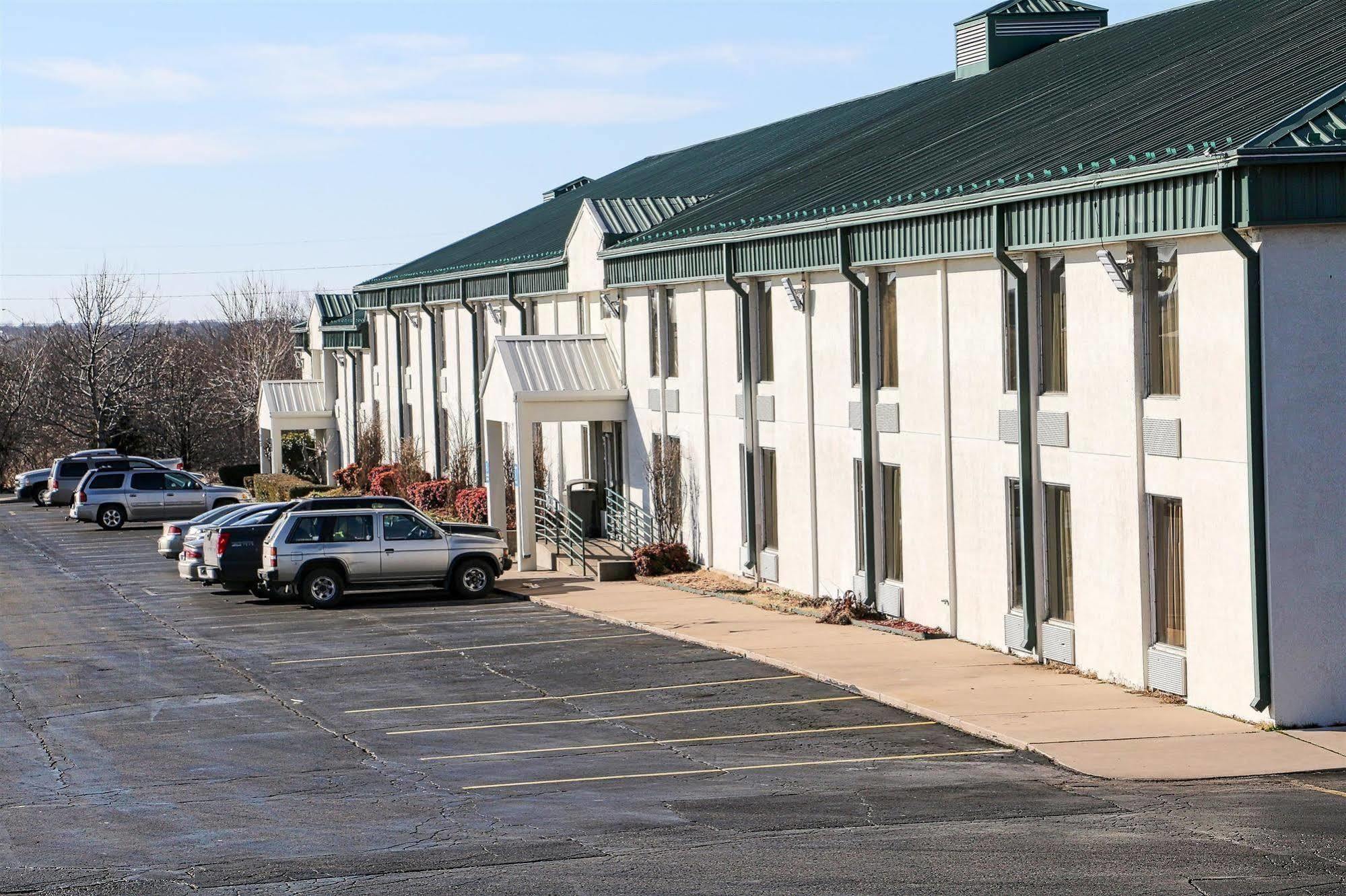 Sky Hotel At Tulsa Airport Exterior photo